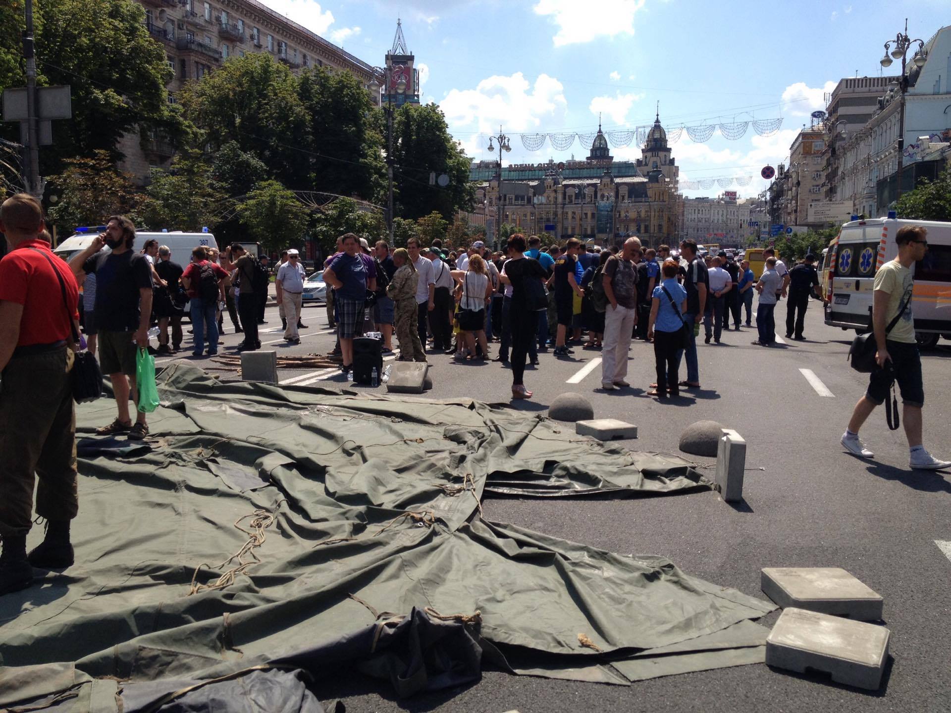 Крещатик перегородили военной палаткой, требуют освободить екс-комбата Савченко