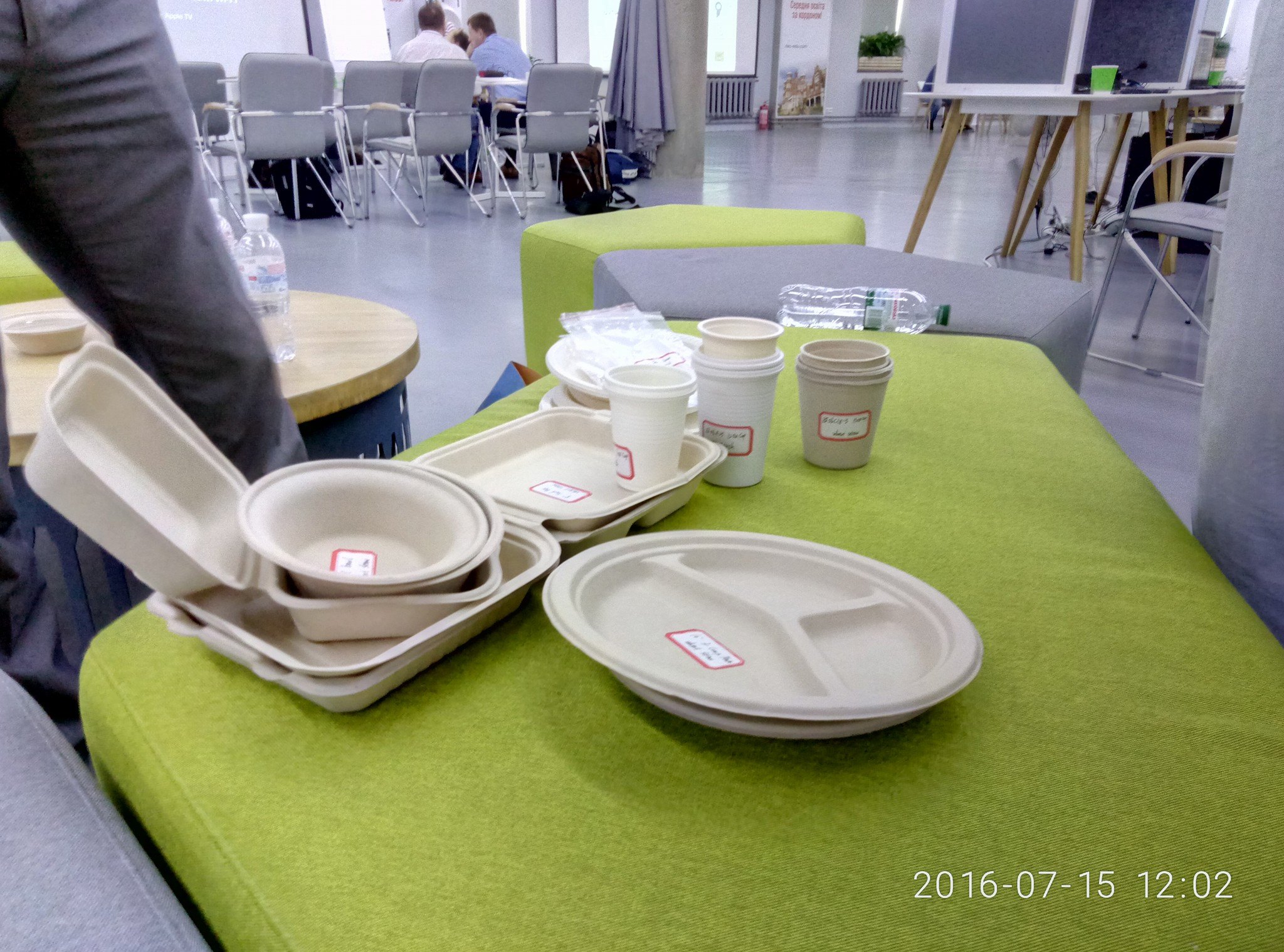У Києві дослідники розробили екологічний одноразовий посуд з соломи