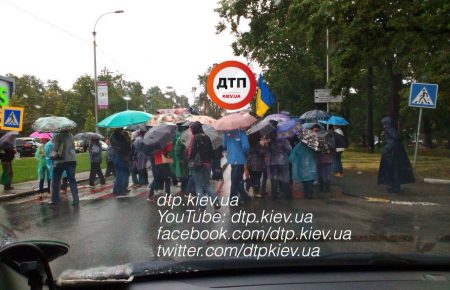 У Бучі активісти в дощ перекрили вулицю на підтримку міського голови