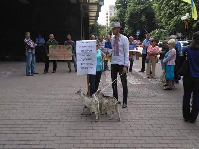 На мітинг противників і прихильників мерів Бучі й Ірпеня привели двох кіз
