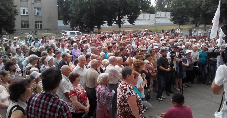 Жителі Дружківки вийшли на протест через нестабільне водопостачання — відео Жителі Дружківки вийшли на протест через нестабільне водопостачання — відео