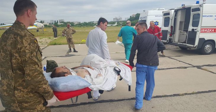 До Одеси прилетів борт з трьома важкопораненими бійцями — потрібна кров До Одеси прилетів борт з трьома важкопораненими бійцями — потрібна кров