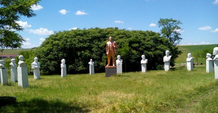 На Одещині зібрали понад 200 пам'ятників Леніну у музеї соцреалізму На Одещині зібрали понад 200 пам'ятників Леніну у музеї соцреалізму