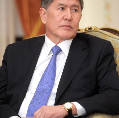 Президент Киргизстану заспівав про кохання — відео Президент Киргизстану заспівав про кохання — відео