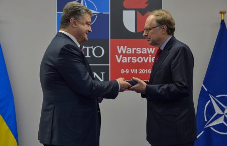 Порошенко на саміті уникав запитань ЗМІ, зате нагородив представника НАТО
