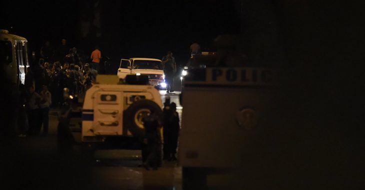 У Єревані повстанці звільнили двох заручників — офіційно У Єревані повстанці звільнили двох заручників — офіційно