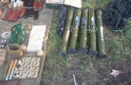 Біля Харківської кільцевої дороги виявили арсенал зброї з РФ