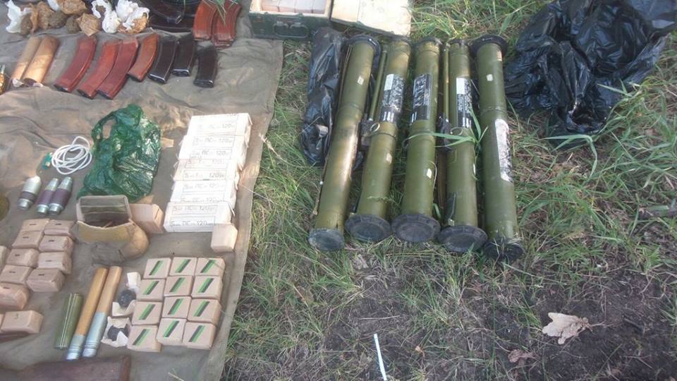 Біля Харківської кільцевої дороги виявили арсенал зброї з РФ