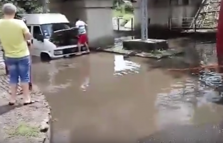 В Ужгороді після дощів автобуси «тонуть у воді» — відео