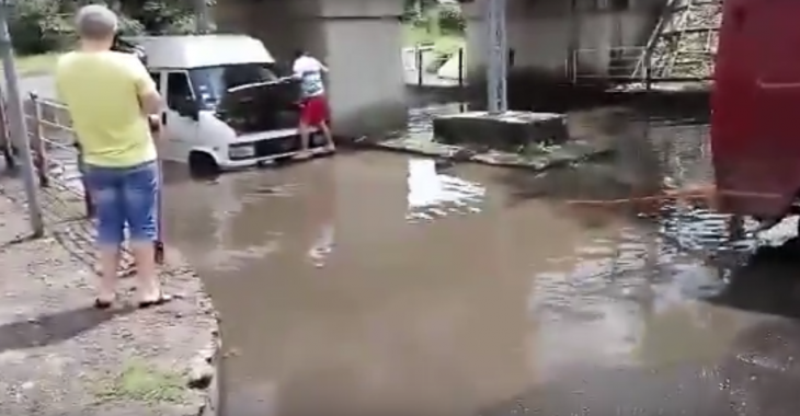 В Ужгороді після дощів автобуси «тонуть у воді» — відео В Ужгороді після дощів автобуси «тонуть у воді» — відео