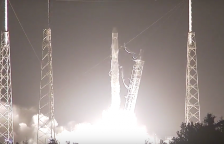 SpaceX успішно запустила в космос вантаж на сонячних батареях — відео