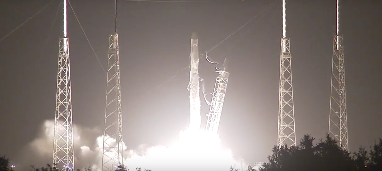 SpaceX успішно запустила в космос вантаж на сонячних батареях — відео