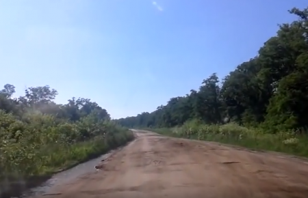 «Аварий тут, наверно, нет...» — луганчанин снял видео о дорогах Луганщины