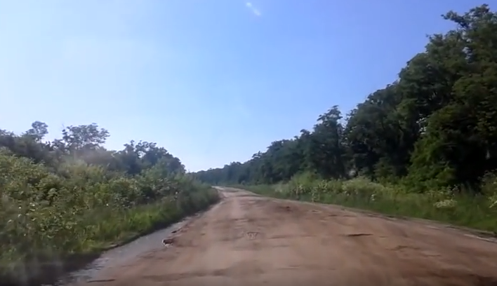 «Аварий тут, наверно, нет...» — луганчанин снял видео о дорогах Луганщины