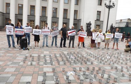 Активісти принесли до Верховної Ради майже півтисячі «тюремних» чашок