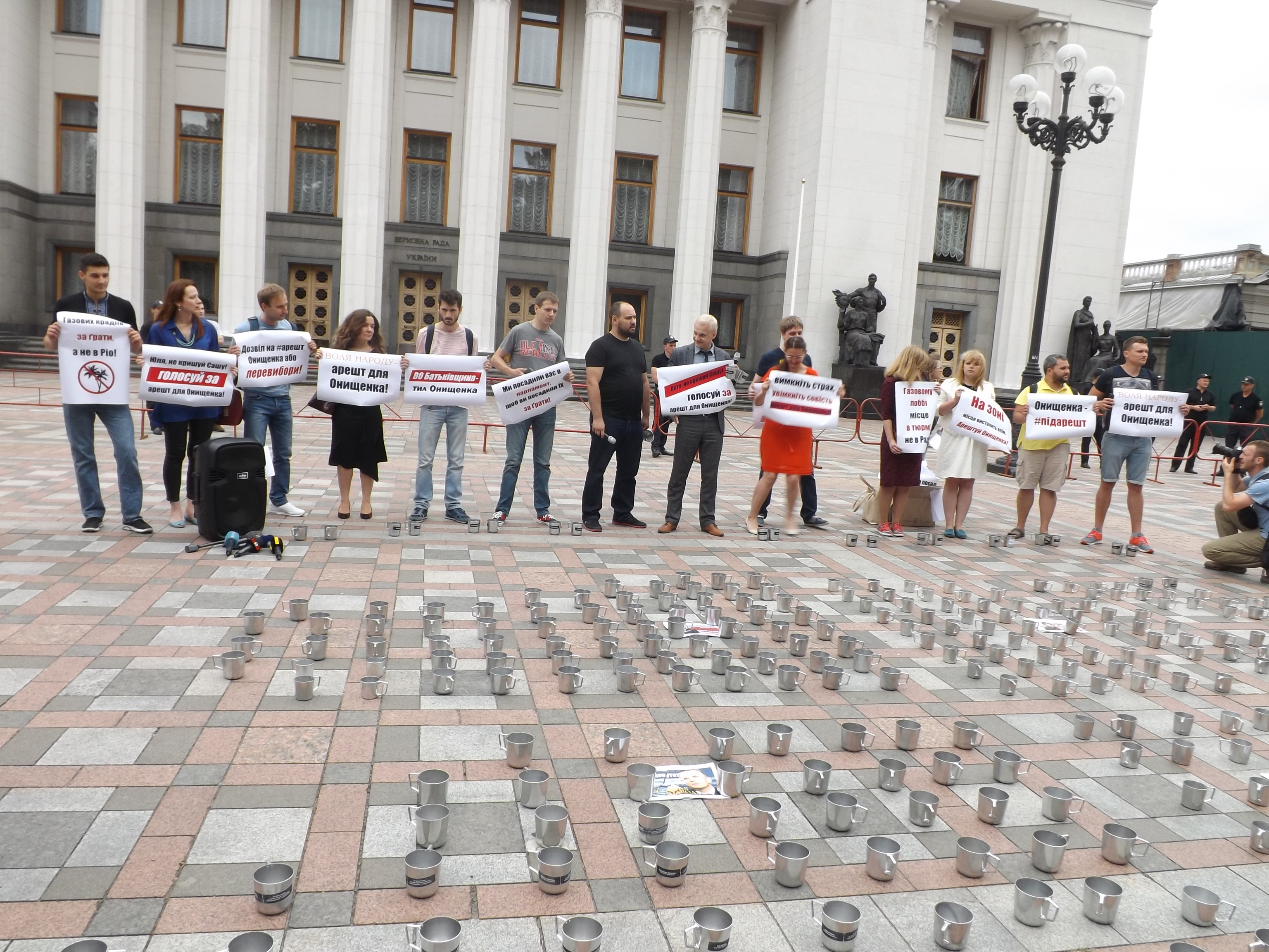 Активісти принесли до Верховної Ради майже півтисячі «тюремних» чашок