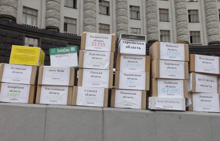 Активісти принесли в Кабмін купу вимог скасувати нові тарифи — фоторепортаж