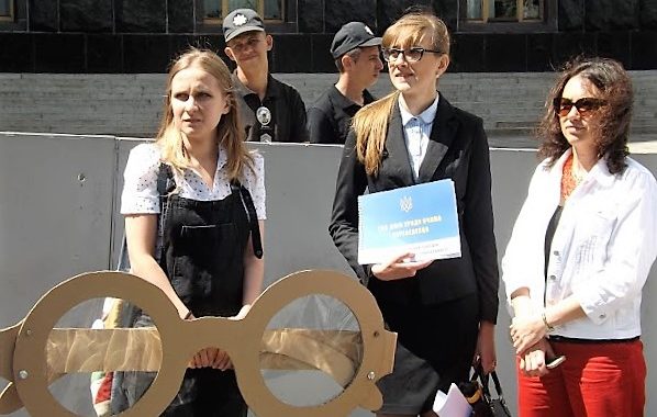 Переселенці принесли прем'єру Гройсману величезні окуляри Переселенці принесли прем'єру Гройсману величезні окуляри