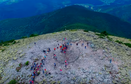 Як виглядає карпатська гора Хом’як з висоти пташиного польоту — відео
