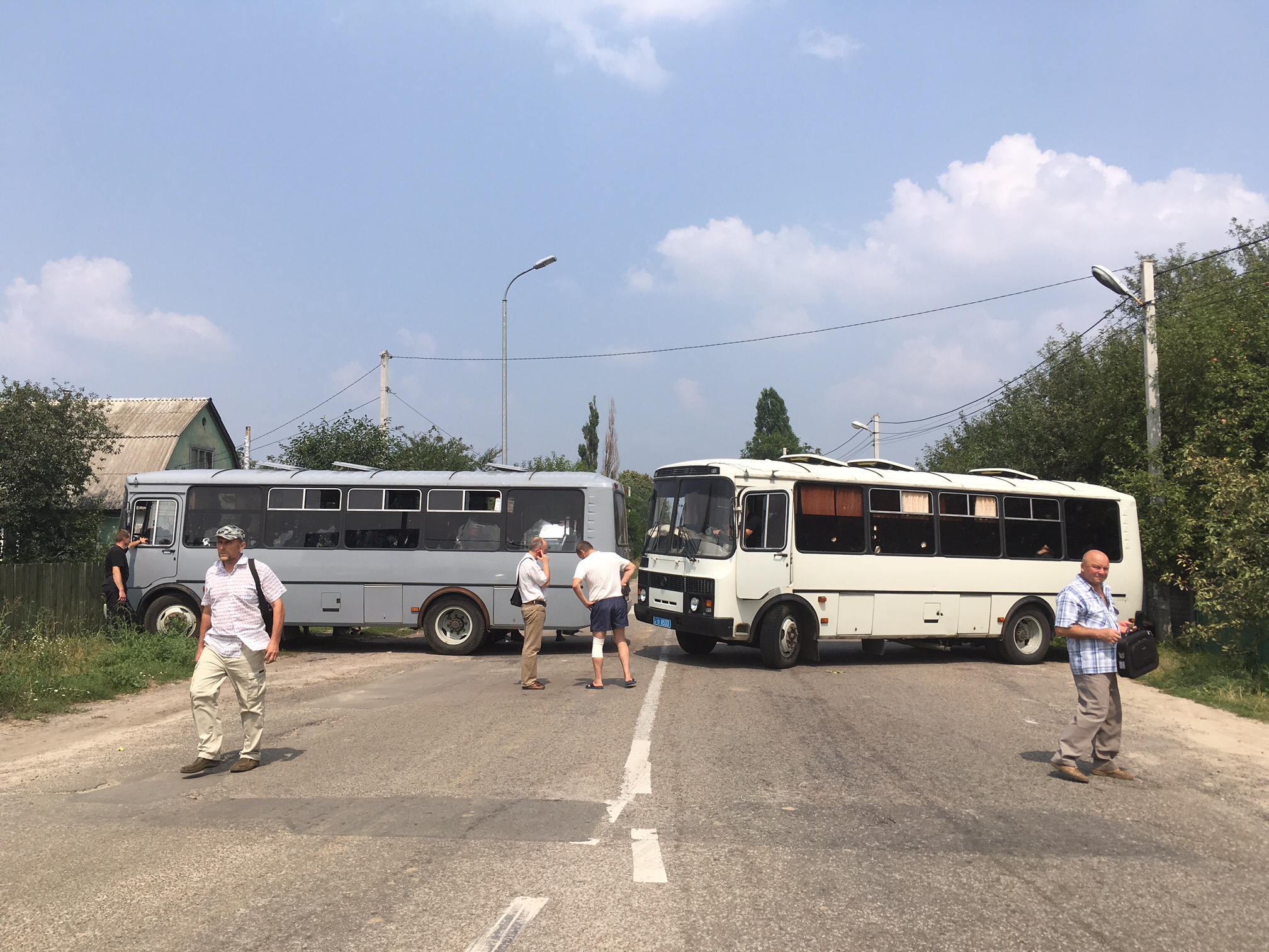 Из-за крестного хода автобусы Нацгвардии блокируют выезд из Дмитровки