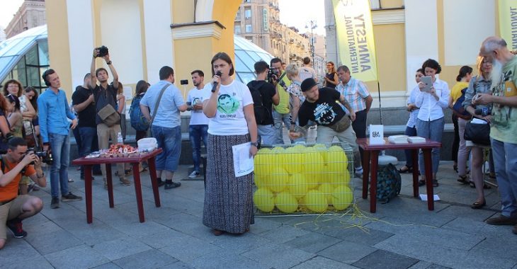 Афанасьєв, Савченко та ще сотня киян привітала Сенцова із Днем народження Афанасьєв, Савченко та ще сотня киян привітала Сенцова із Днем народження