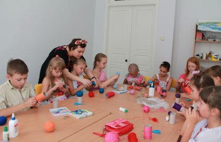 В Харькове детям вынужденных переселенцев помогают забыть войну