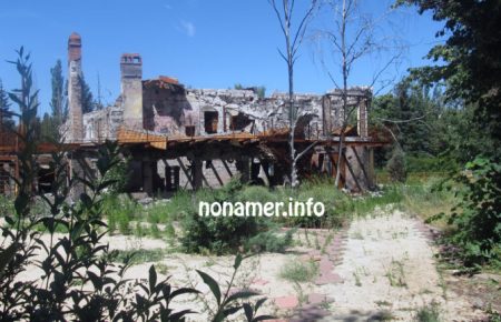Какие здания в Луганске остаются разрушенными? Фотоэкскурсия