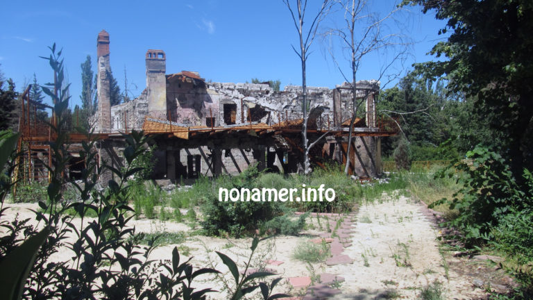 Какие здания в Луганске остаются разрушенными? Фотоэкскурсия