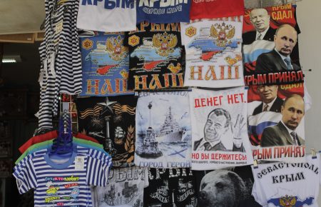 У Севастополі продають футболки зі знаменитим «Дєржитєсь» Медведєва