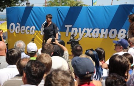 В Одесі двоє чоловіків кинули яйця в Надію Савченко — фото