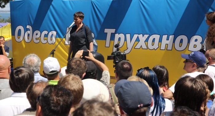В Одесі двоє чоловіків кинули яйця в Надію Савченко — фото В Одесі двоє чоловіків кинули яйця в Надію Савченко — фото