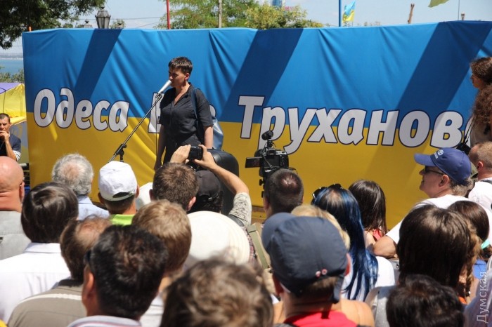 В Одесі двоє чоловіків кинули яйця в Надію Савченко — фото