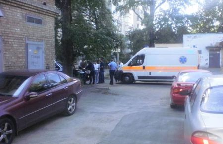 У Києві троє невідомих вистежили чоловіка на вулиці та відібрали $110 000