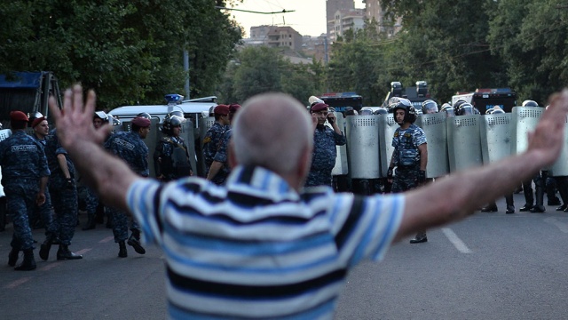 У Єревані захопили поліцейський відділок: є загиблий та заручник