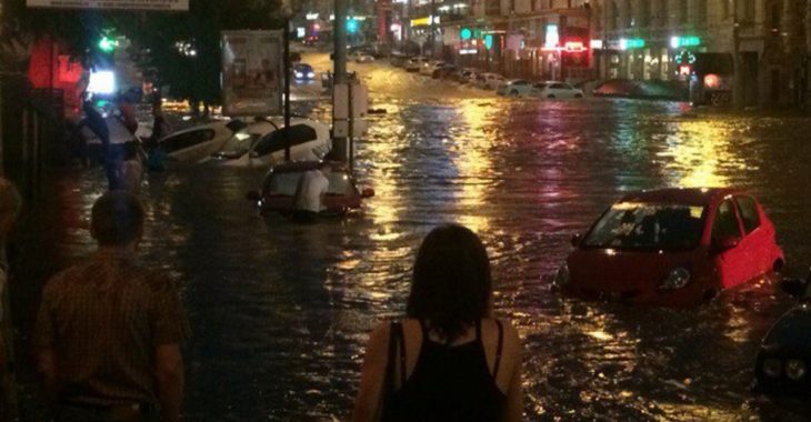 В Ростові повінь, загинула людина, п'ятеро постраждали, відео В Ростові повінь, загинула людина, п'ятеро постраждали, відео