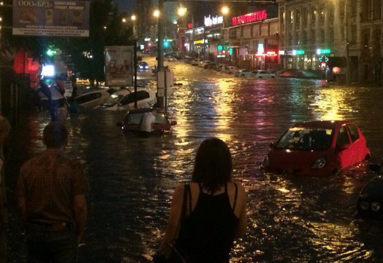 В Ростові повінь, загинула людина, п'ятеро постраждали, відео