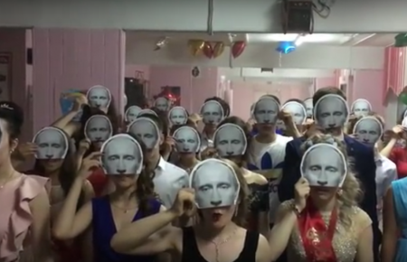 У Росії випускники школи заспівали пісню про Путіна — відео