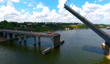Як у Миколаєві розводили мости для проходу кораблів ВМС України, відео