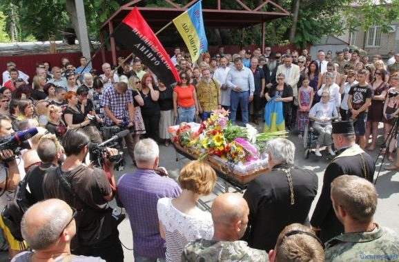 Кортеж із тілом загиблого оперного співака прибув до Львова Кортеж із тілом загиблого оперного співака прибув до Львова