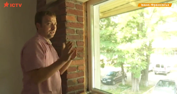 На Івано-Франківщині чоловік побудував будинок-термос, відео
