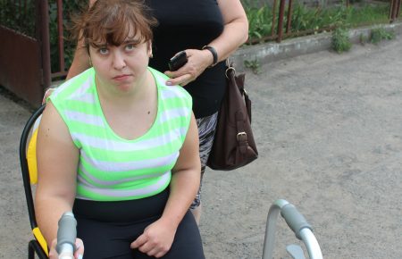 Ужгородський таксист втік, побачивши дівчину з ходунками
