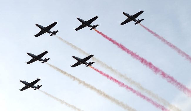 Над Варшавою пролетіли військові літаки, фото Над Варшавою пролетіли військові літаки, фото