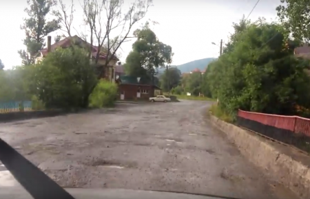 У мережу виклали відео жахливої дороги на курорт Ворохта у Карпатах