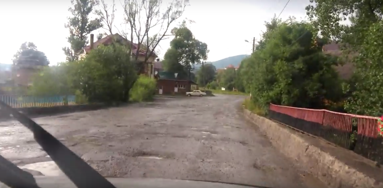 У мережу виклали відео жахливої дороги на курорт Ворохта у Карпатах