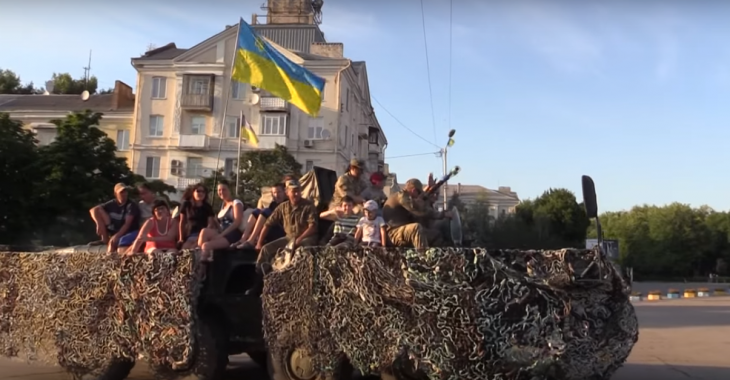 У Краматорську бійці влаштували дітям свято цукерок і конкурсів — відео У Краматорську бійці влаштували дітям свято цукерок і конкурсів — відео