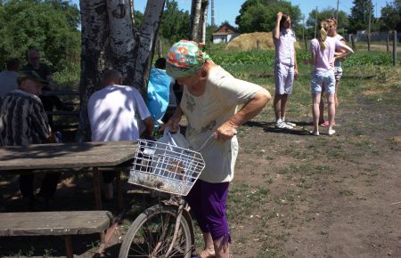 В прифронтовое село людям привозили воду с песком и лягушками  — волонтер
