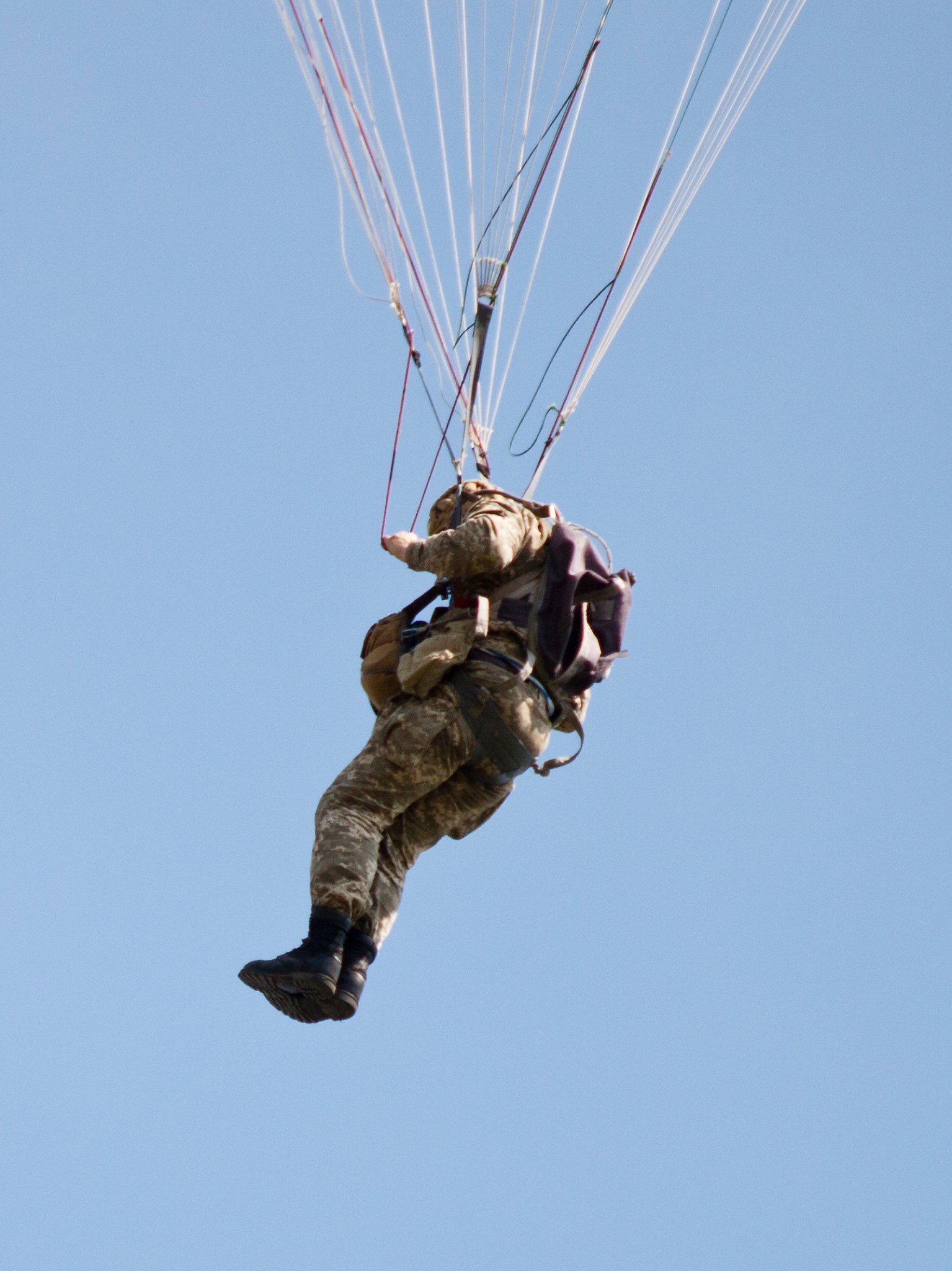Як військові ЗСУ стрибають з парашутом — фото