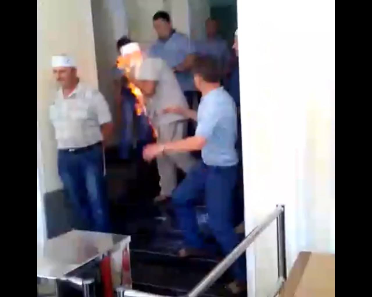 Голодуючий гірник підпалив себе у Міненерго — фото, відео