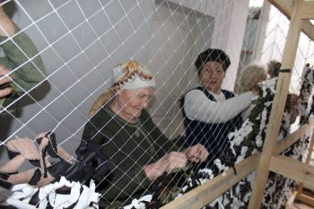 У Черкасах волонтери плетуть сітку для військових за авторською технікою У Черкасах волонтери плетуть сітку для військових за авторською технікою