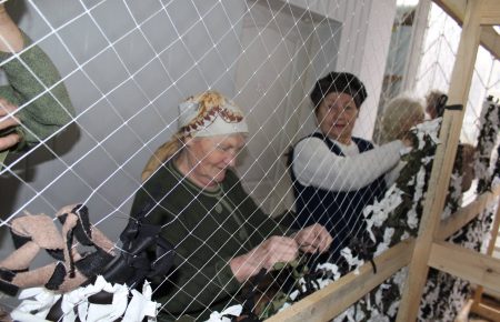У Черкасах волонтери плетуть сітку для військових за авторською технікою
